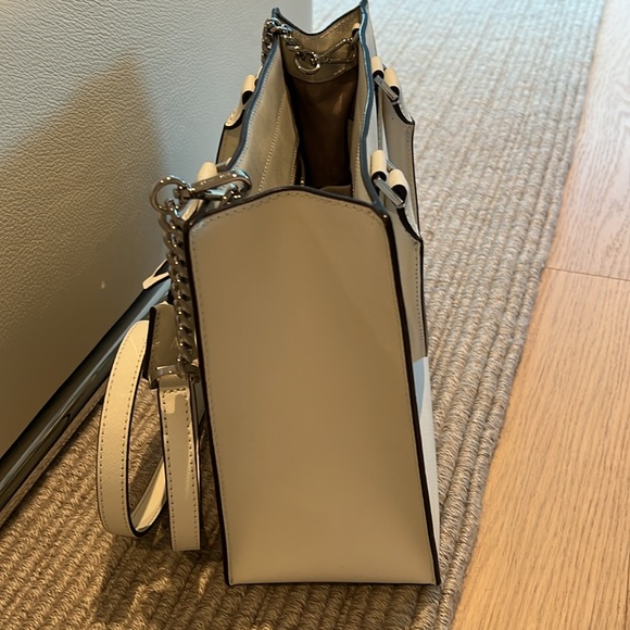 White with silver Michael Kors purse in excellent like new condition - Picture 3 of 4